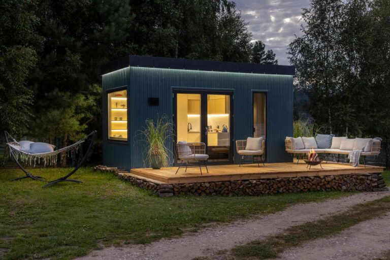 Mobilny domek nocą w otoczeniu przyrody