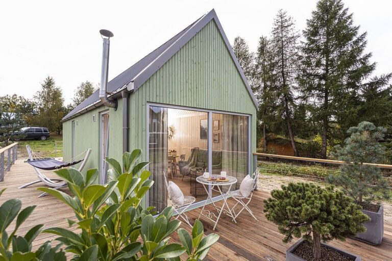 Zielony domek w naturze