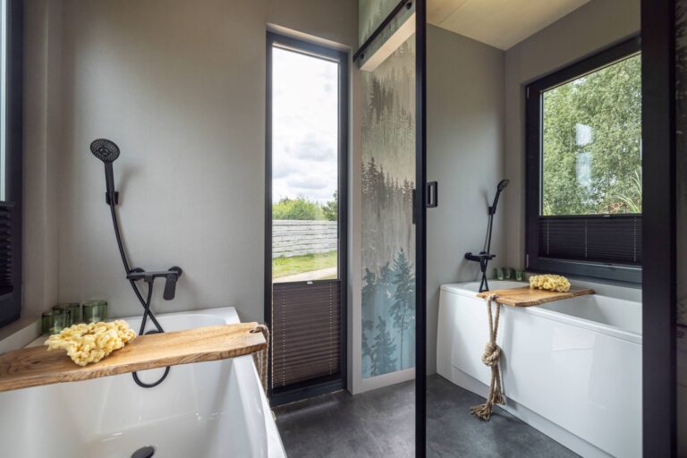 Łazienka z dużym lustrem i wanną