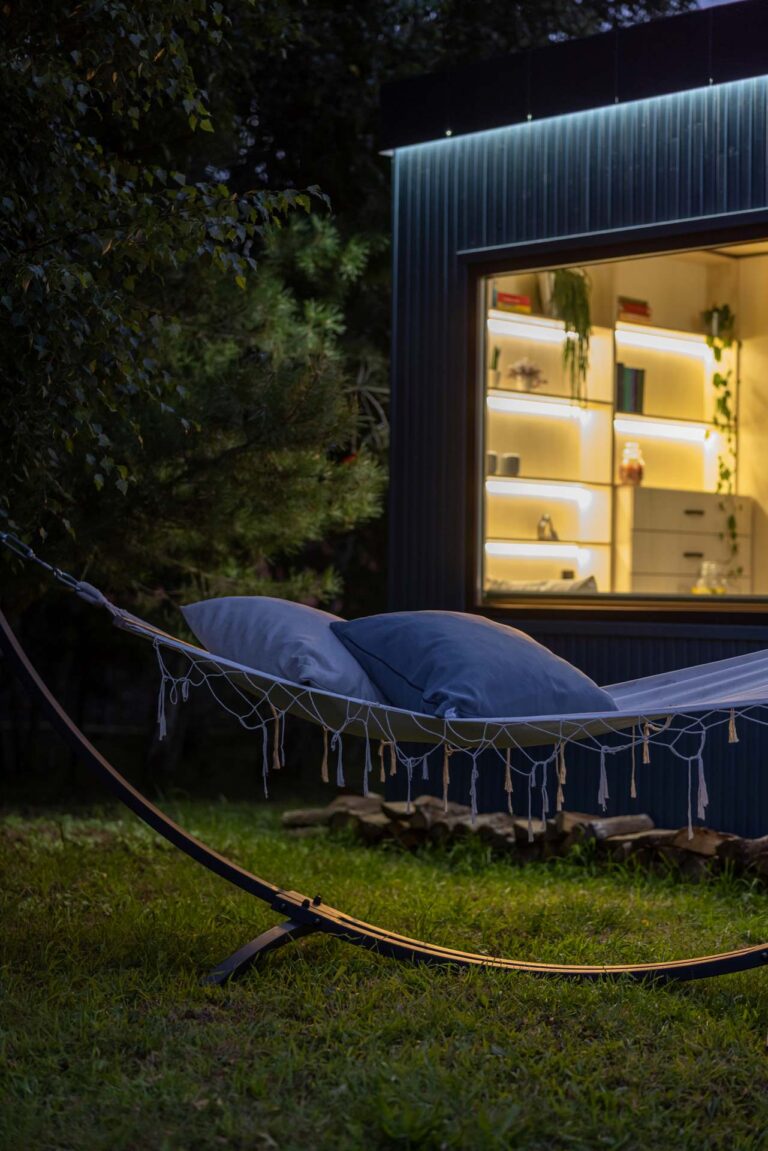 Hamak nocą w świetle domku