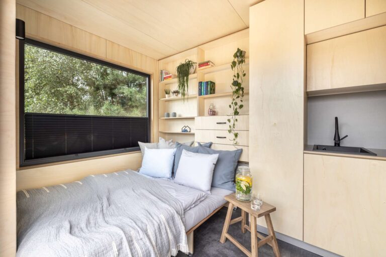 Łóżko w otoczeniu natury